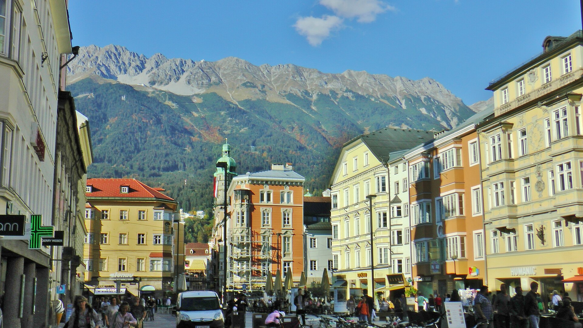 Maria-Theresien-Straße in Innsbruck mit Nordkette als Beispiel für urbanes Wohnen in Österreich