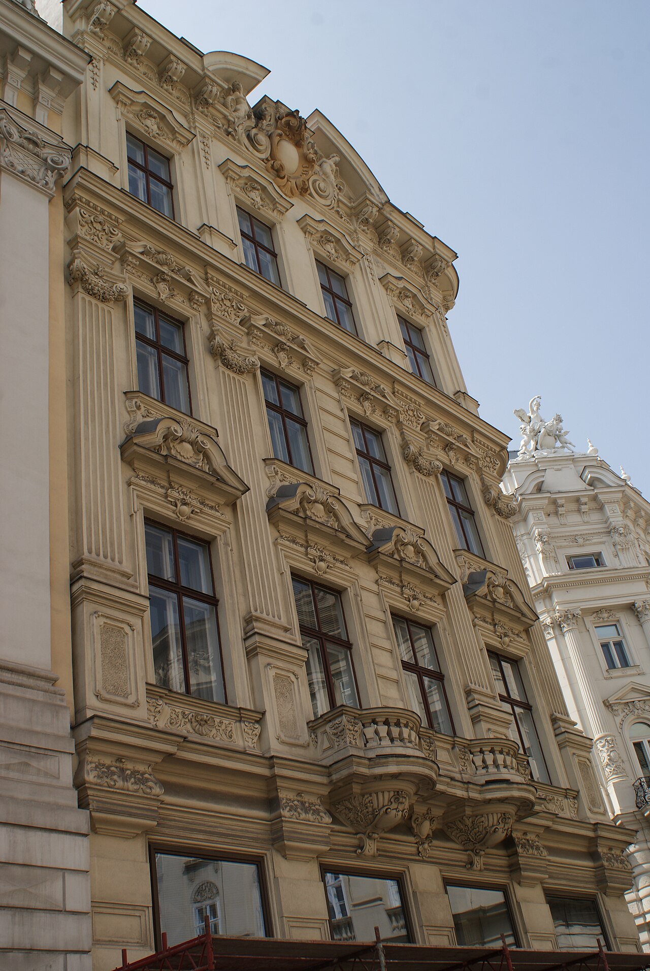 Historische Wiener Häuserfassade mit Stuck und Balkonen als Beispiel für eine gewachsene Citylage